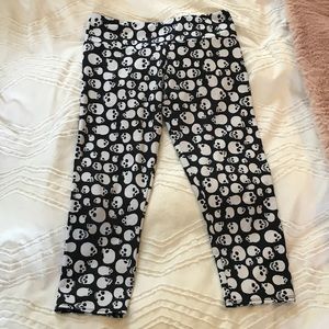 Onzie Yoga Capri Skull exercise leggings
